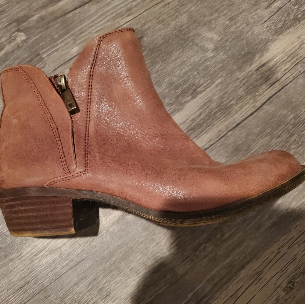 Lucky brand tan color leather boots size 7 women's very comfortable